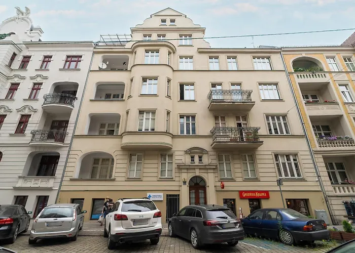 Modern Very Berry In The Centre Of By Renters 波兹南