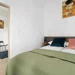 Modern Very Berry In The Centre Of By Renters * Πόζναν