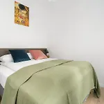 Διαμέρισμα Modern Very Berry In The Centre Of By Renters