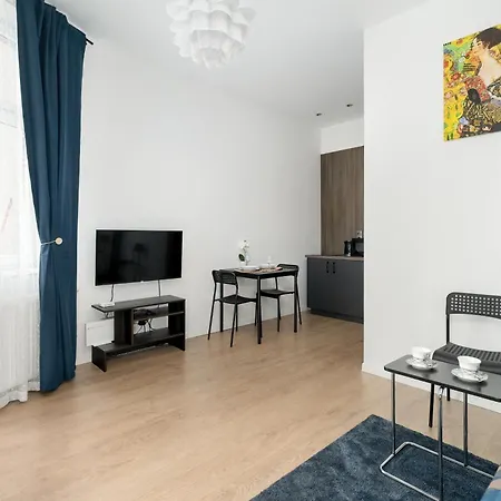 Modern Very Berry In The Centre Of By Renters アパート